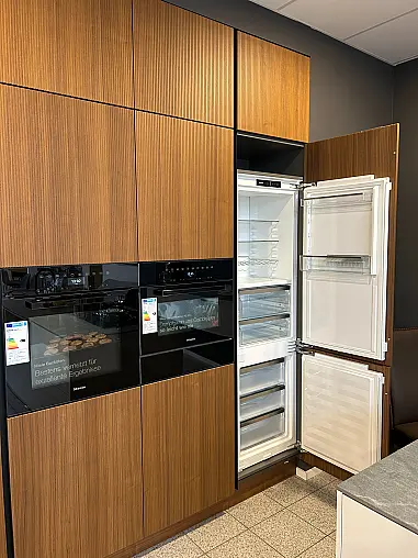 Moderne Häcker Küche in Systemat AV2130 Satin UV Hochglanz/ AV6023- GL Nussbaum elegant furniert Rillenfront