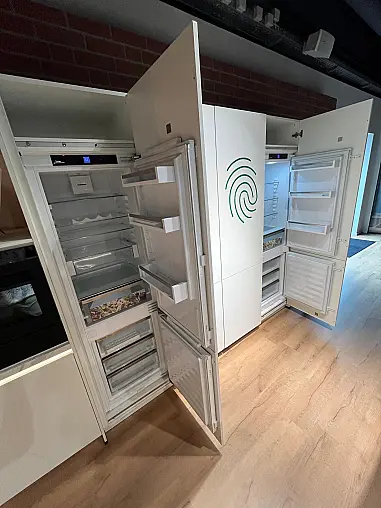 Exklusive Messeküche - Lackierte Fronten - Vorführküche - 2x Liebherr Kühl-Gefrier-Kühlschränke - LED-Beleuchtungen - Luxus pur - Inselarbeitsplatte aus Keramik