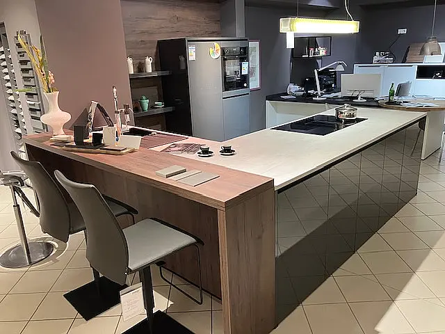 Repräsentative U-Küche in Lack hochglanz graphit mit Theke mit dem besten BERBEL Kochfeld mit Abzug und NEFF Einbaugeräten
