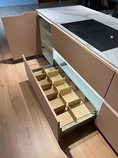 Exklusive Messeküche - Lackierte Fronten - Vorführküche - 2x Liebherr Kühl-Gefrier-Kühlschränke - LED-Beleuchtungen - Luxus pur - Inselarbeitsplatte aus Keramik