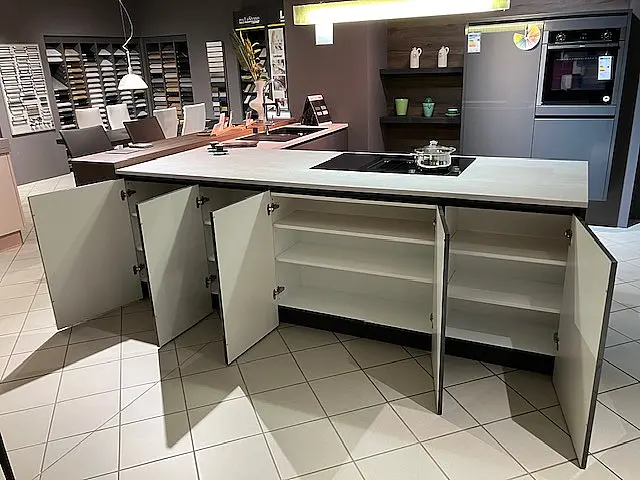 Repräsentative U-Küche in Lack hochglanz graphit mit Theke mit dem besten BERBEL Kochfeld mit Abzug und NEFF Einbaugeräten
