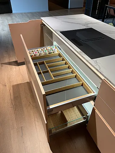 Exklusive Messeküche - Lackierte Fronten - Vorführküche - 2x Liebherr Kühl-Gefrier-Kühlschränke - LED-Beleuchtungen - Luxus pur - Inselarbeitsplatte aus Keramik