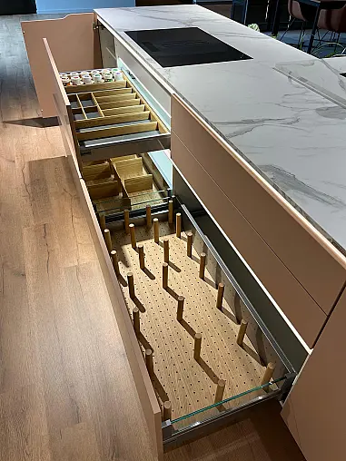 Exklusive Messeküche - Lackierte Fronten - Vorführküche - 2x Liebherr Kühl-Gefrier-Kühlschränke - LED-Beleuchtungen - Luxus pur - Inselarbeitsplatte aus Keramik