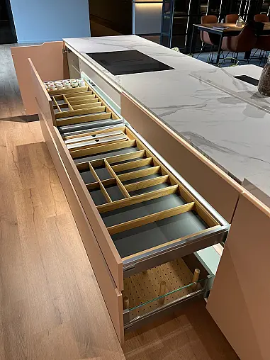 Exklusive Messeküche - Lackierte Fronten - Vorführküche - 2x Liebherr Kühl-Gefrier-Kühlschränke - LED-Beleuchtungen - Luxus pur - Inselarbeitsplatte aus Keramik