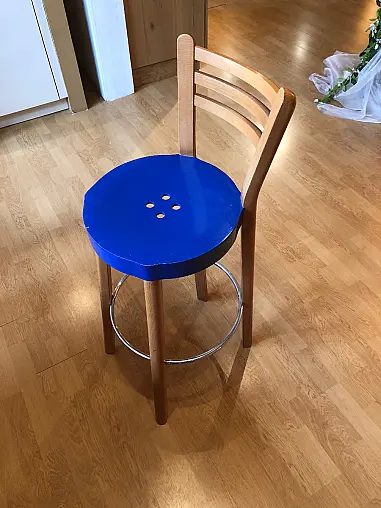 Sehr schöner und hochwertiger Barhocker in Blau mit Buche kombiniert