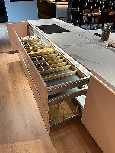 Exklusive Messeküche - Lackierte Fronten - Vorführküche - 2x Liebherr Kühl-Gefrier-Kühlschränke - LED-Beleuchtungen - Luxus pur - Inselarbeitsplatte aus Keramik