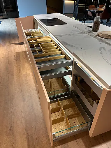 Exklusive Messeküche - Lackierte Fronten - Vorführküche - 2x Liebherr Kühl-Gefrier-Kühlschränke - LED-Beleuchtungen - Luxus pur - Inselarbeitsplatte aus Keramik