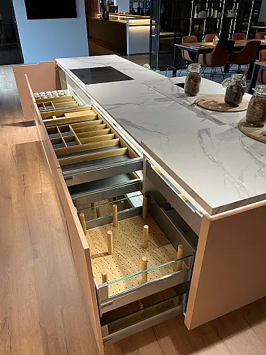 Exklusive Messeküche - Lackierte Fronten - Vorführküche - 2x Liebherr Kühl-Gefrier-Kühlschränke - LED-Beleuchtungen - Luxus pur - Inselarbeitsplatte aus Keramik