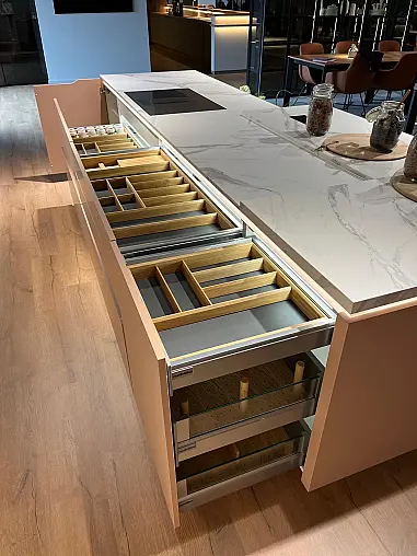 Exklusive Messeküche - Lackierte Fronten - Vorführküche - 2x Liebherr Kühl-Gefrier-Kühlschränke - LED-Beleuchtungen - Luxus pur - Inselarbeitsplatte aus Keramik