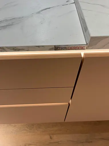 Exklusive Messeküche - Lackierte Fronten - Vorführküche - 2x Liebherr Kühl-Gefrier-Kühlschränke - LED-Beleuchtungen - Luxus pur - Inselarbeitsplatte aus Keramik