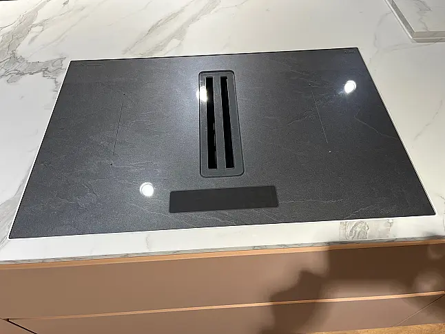 Exklusive Messeküche - Lackierte Fronten - Vorführküche - 2x Liebherr Kühl-Gefrier-Kühlschränke - LED-Beleuchtungen - Luxus pur - Inselarbeitsplatte aus Keramik