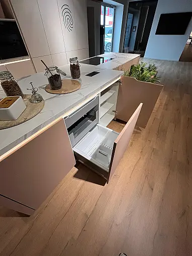 Exklusive Messeküche - Lackierte Fronten - Vorführküche - 2x Liebherr Kühl-Gefrier-Kühlschränke - LED-Beleuchtungen - Luxus pur - Inselarbeitsplatte aus Keramik
