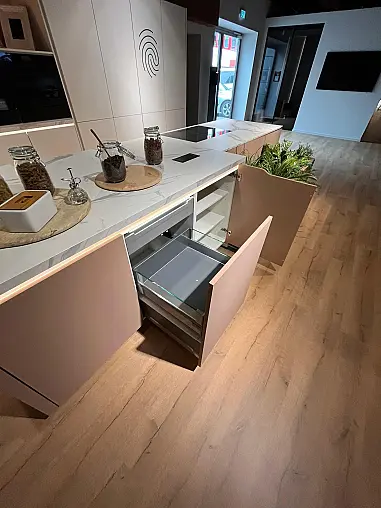 Exklusive Messeküche - Lackierte Fronten - Vorführküche - 2x Liebherr Kühl-Gefrier-Kühlschränke - LED-Beleuchtungen - Luxus pur - Inselarbeitsplatte aus Keramik