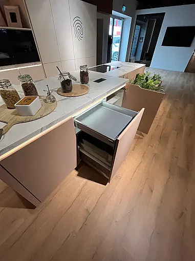 Exklusive Messeküche - Lackierte Fronten - Vorführküche - 2x Liebherr Kühl-Gefrier-Kühlschränke - LED-Beleuchtungen - Luxus pur - Inselarbeitsplatte aus Keramik