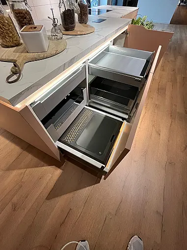 Exklusive Messeküche - Lackierte Fronten - Vorführküche - 2x Liebherr Kühl-Gefrier-Kühlschränke - LED-Beleuchtungen - Luxus pur - Inselarbeitsplatte aus Keramik