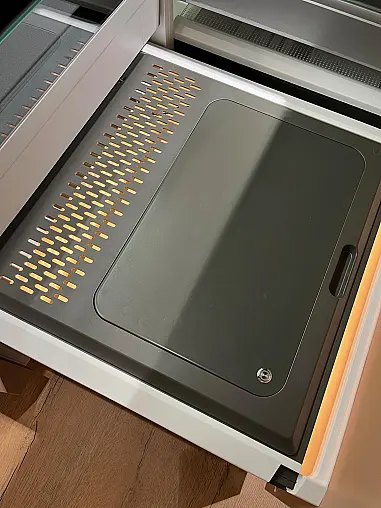 Exklusive Messeküche - Lackierte Fronten - Vorführküche - 2x Liebherr Kühl-Gefrier-Kühlschränke - LED-Beleuchtungen - Luxus pur - Inselarbeitsplatte aus Keramik