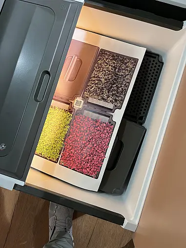 Exklusive Messeküche - Lackierte Fronten - Vorführküche - 2x Liebherr Kühl-Gefrier-Kühlschränke - LED-Beleuchtungen - Luxus pur - Inselarbeitsplatte aus Keramik