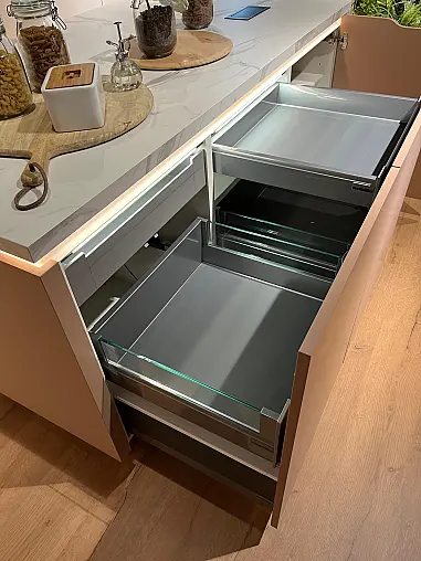 Exklusive Messeküche - Lackierte Fronten - Vorführküche - 2x Liebherr Kühl-Gefrier-Kühlschränke - LED-Beleuchtungen - Luxus pur - Inselarbeitsplatte aus Keramik