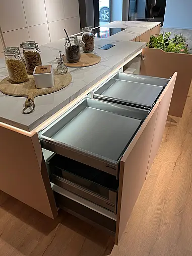 Exklusive Messeküche - Lackierte Fronten - Vorführküche - 2x Liebherr Kühl-Gefrier-Kühlschränke - LED-Beleuchtungen - Luxus pur - Inselarbeitsplatte aus Keramik