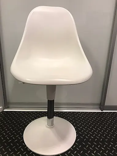 Schöner weiß geschwunger Stuhl - höhenverstellbar - Reduzierte Preise!