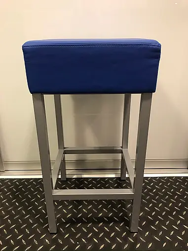 Auffälliger Hocker in Kobaltblau - Reduzierter Preis - Einzelstück!