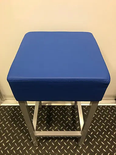 Auffälliger Hocker in Kobaltblau - Reduzierter Preis - Einzelstück!