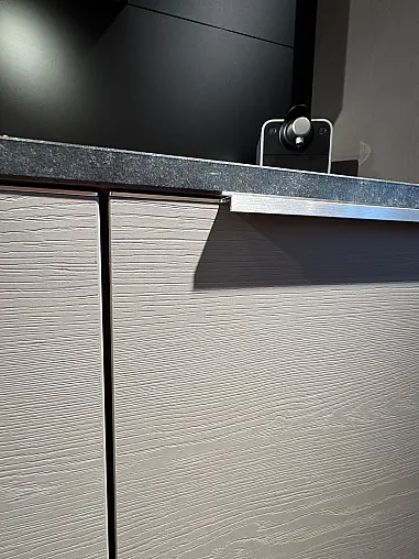 Musterküche Samteiche greige mit mattschwarzer Steinplatte
