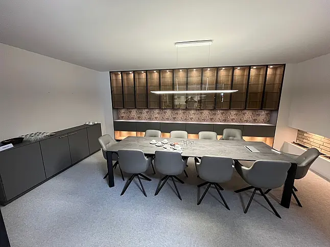 Exklusiver Besprechungsraum / Konferenzraum - luxuriöses Messestück - fantastische Glasschränke - viel LED Beleuchtung - sofort verfügbar