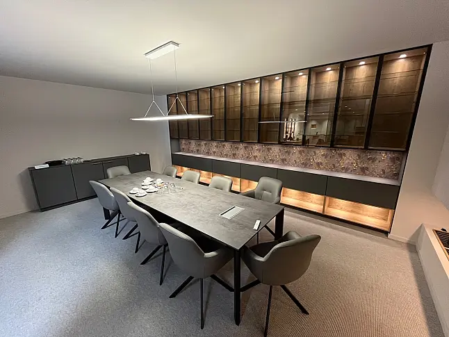 Exklusiver Besprechungsraum / Konferenzraum - luxuriöses Messestück - fantastische Glasschränke - viel LED Beleuchtung - sofort verfügbar