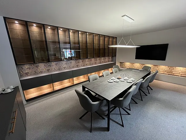 Exklusiver Besprechungsraum / Konferenzraum - luxuriöses Messestück - fantastische Glasschränke - viel LED Beleuchtung - sofort verfügbar