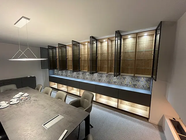 Exklusiver Besprechungsraum / Konferenzraum - luxuriöses Messestück - fantastische Glasschränke - viel LED Beleuchtung - sofort verfügbar