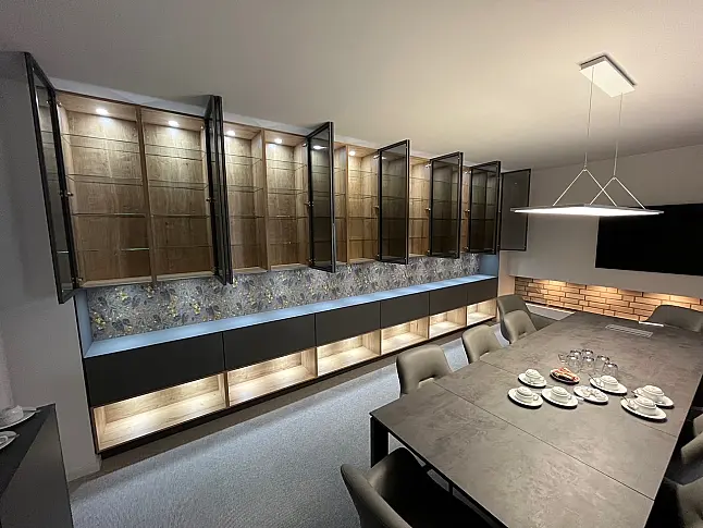 Exklusiver Besprechungsraum / Konferenzraum - luxuriöses Messestück - fantastische Glasschränke - viel LED Beleuchtung - sofort verfügbar