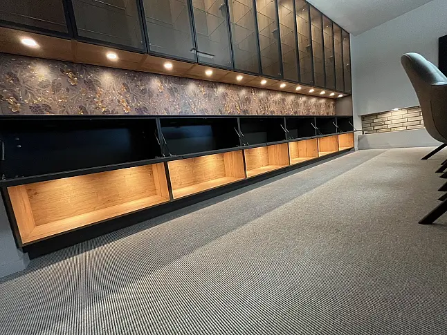 Exklusiver Besprechungsraum / Konferenzraum - luxuriöses Messestück - fantastische Glasschränke - viel LED Beleuchtung - sofort verfügbar