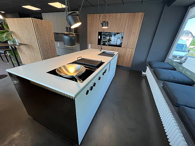 Architektenküche mit Spiegelglasfront in Bronze inkl. Holzfronten mit vertikalen Rillen