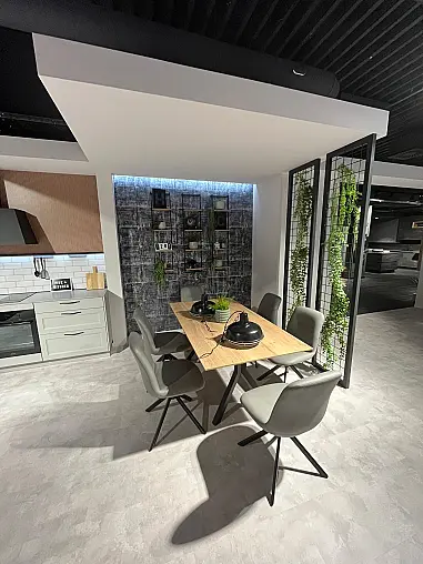 Exklusive Messeküche - inkl. Tisch und Stühle - LED-Nischenleuchten - Keramik-Arbeitsplatten - 2 Backöfen - Rückwandverkleidung mit Motiv