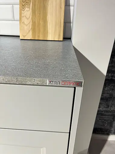 Exklusive Messeküche - inkl. Tisch und Stühle - LED-Nischenleuchten - Keramik-Arbeitsplatten - 2 Backöfen - Rückwandverkleidung mit Motiv