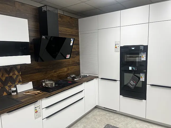 Große L - Küche mit Hightech - Geräten von Neff inkl. Dampfgarer und Keramikspüle