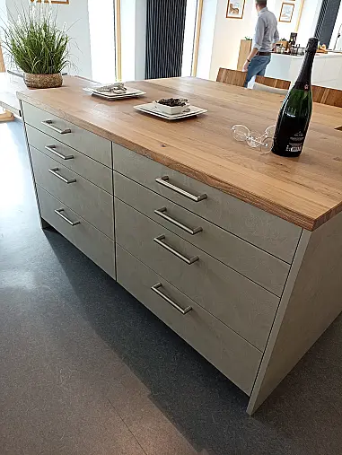 Moderne Küche in Betonoptik mit Hubtisch