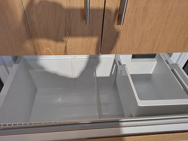 Moderne Kombination aus Altholz und Beton