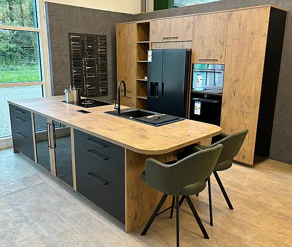 Designküche mit Insel – Neu&amp;OVP - Hochwertig geplant - Zeitlos mit warmen und dunklen Farben abgesetzt Inselküche Hochschrankzeile