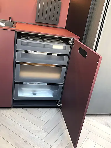 grifflose Architektur-Küche mit Pocket-Türen und Kochinsel