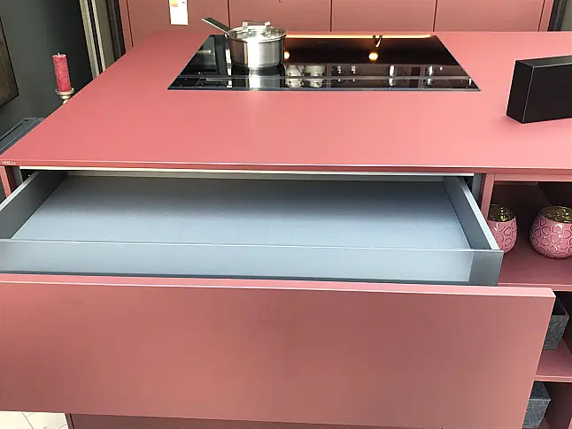 grifflose Architektur-Küche mit Pocket-Türen und Kochinsel