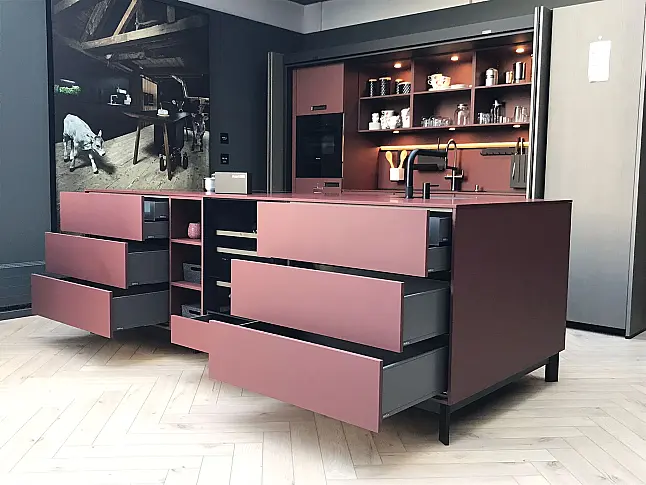 grifflose Architektur-Küche mit Pocket-Türen und Kochinsel