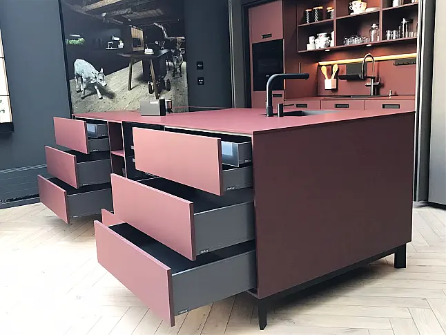 grifflose Architektur-Küche mit Pocket-Türen und Kochinsel
