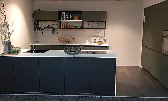 Moderne Küche in mineralgrün