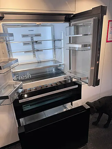 Grifflose Kücheninsel Mattlack weiß mit viel Stauraum und XXL Standkühlschrank