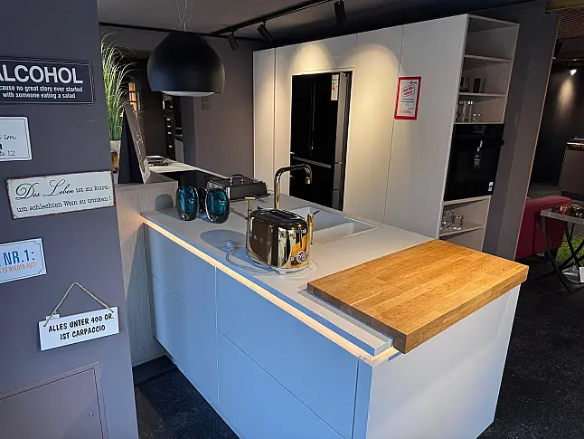 Grifflose Kücheninsel Mattlack weiß mit viel Stauraum und XXL Standkühlschrank