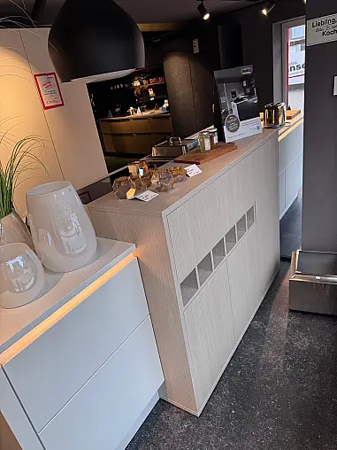 Grifflose Kücheninsel Mattlack weiß mit viel Stauraum und XXL Standkühlschrank