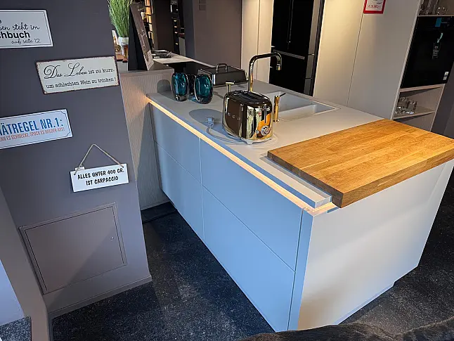 Grifflose Kücheninsel Mattlack weiß mit viel Stauraum und XXL Standkühlschrank