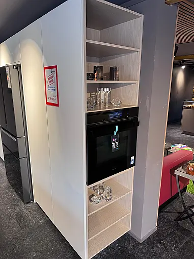 Grifflose Kücheninsel Mattlack weiß mit viel Stauraum und XXL Standkühlschrank